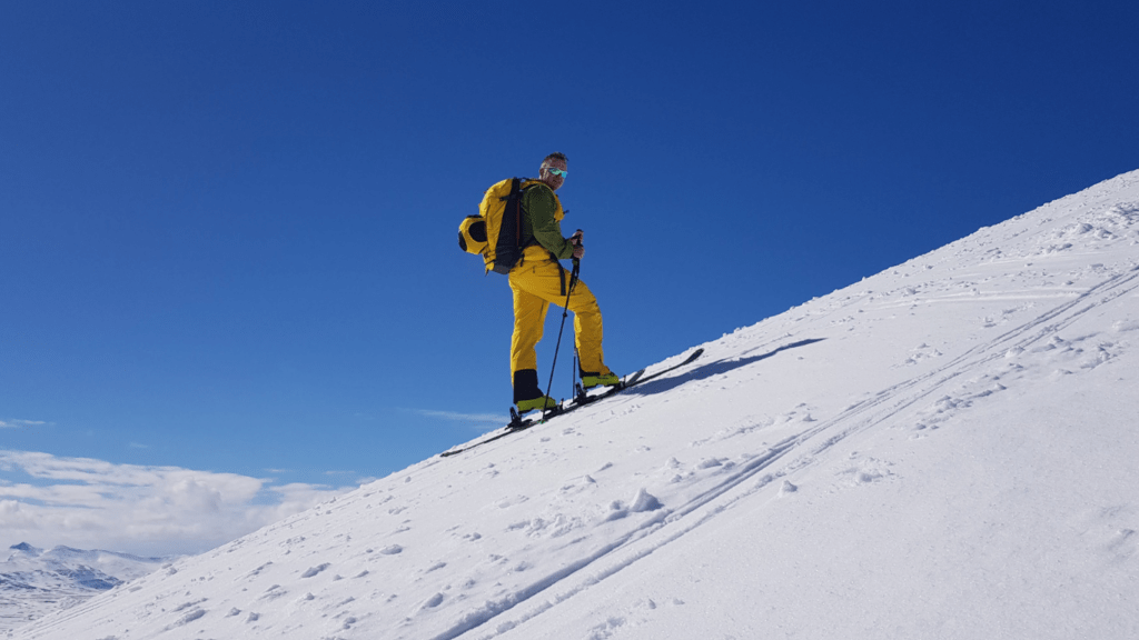 man wearing green sleeves skiing